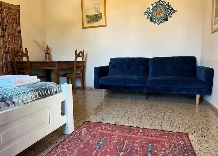 בית האבן העתיק מ-1885 עם מגונית פרטית בחצר