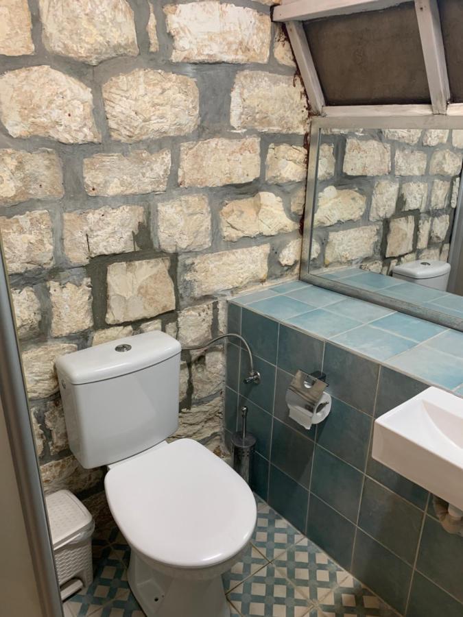 האבן העתיק מ-1885 עם מגונית פרטית בחצר
