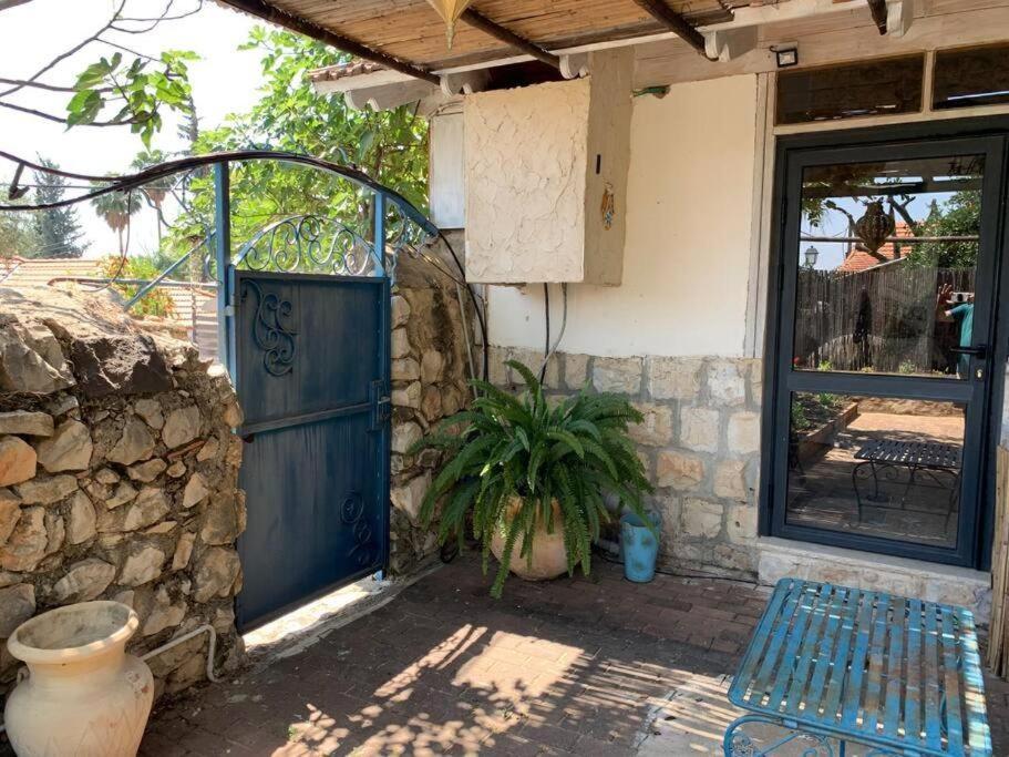 האבן העתיק מ-1885 עם מגונית פרטית בחצר