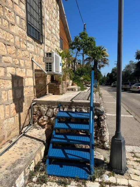 האבן העתיק מ-1885 עם מגונית פרטית בחצר